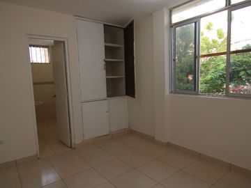LINDA CASA EN VENTA –O - ALQUILER- URB. SAN ISIDRO - PIURA