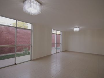 LINDA CASA EN VENTA –O - ALQUILER- URB. SAN ISIDRO - PIURA