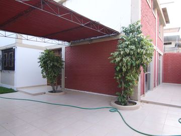 LINDA CASA EN VENTA –O - ALQUILER- URB. SAN ISIDRO - PIURA