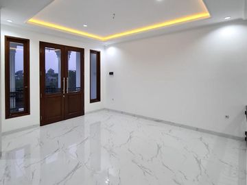 Rumah 3 Lantai Mewah Swimpool di Cipadu Larangan 12393-RN 0811111----