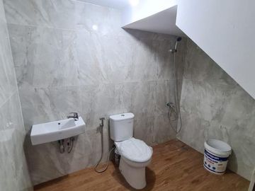 Rumah 3 Lantai Mewah Swimpool di Cipadu Larangan 12393-RN 0811111----