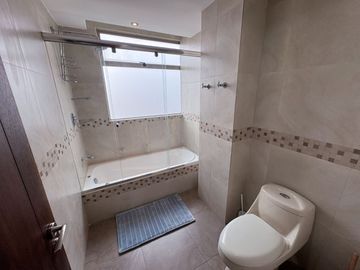 EN VENTA LUJOSO DEPARTAMENTO GRANDE Y CENTRICO, CON 3 HABITACIONES Y 2 TERRAZAS PRIVADAS, CUENCA, ECUADOR.