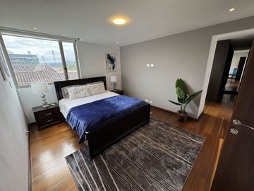 EN VENTA LUJOSO DEPARTAMENTO GRANDE Y CENTRICO, CON 3 HABITACIONES Y 2 TERRAZAS PRIVADAS, CUENCA, ECUADOR.