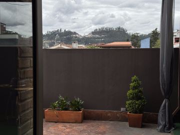 EN VENTA LUJOSO DEPARTAMENTO GRANDE Y CENTRICO, CON 3 HABITACIONES Y 2 TERRAZAS PRIVADAS, CUENCA, ECUADOR.