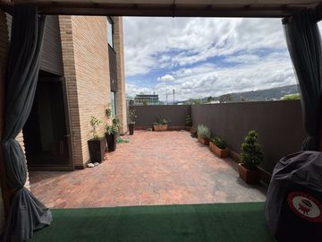 EN VENTA LUJOSO DEPARTAMENTO GRANDE Y CENTRICO, CON 3 HABITACIONES Y 2 TERRAZAS PRIVADAS, CUENCA, ECUADOR.