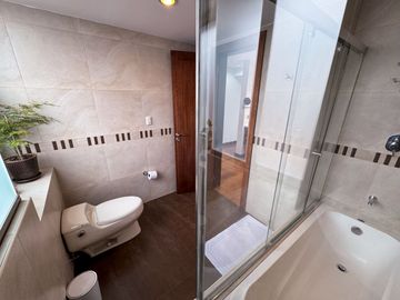 EN VENTA LUJOSO DEPARTAMENTO GRANDE Y CENTRICO, CON 3 HABITACIONES Y 2 TERRAZAS PRIVADAS, CUENCA, ECUADOR.