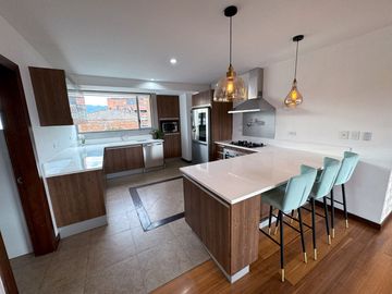 EN VENTA LUJOSO DEPARTAMENTO GRANDE Y CENTRICO, CON 3 HABITACIONES Y 2 TERRAZAS PRIVADAS, CUENCA, ECUADOR.