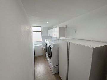 EN VENTA LUJOSO DEPARTAMENTO GRANDE Y CENTRICO, CON 3 HABITACIONES Y 2 TERRAZAS PRIVADAS, CUENCA, ECUADOR.