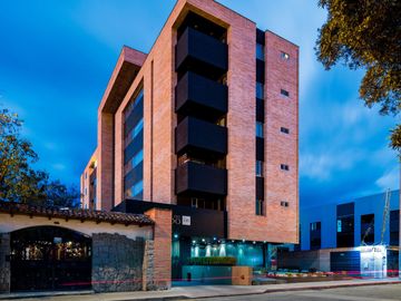 EN VENTA LUJOSO DEPARTAMENTO GRANDE Y CENTRICO, CON 3 HABITACIONES Y 2 TERRAZAS PRIVADAS, CUENCA, ECUADOR.
