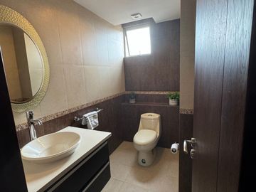 EN VENTA LUJOSO DEPARTAMENTO GRANDE Y CENTRICO, CON 3 HABITACIONES Y 2 TERRAZAS PRIVADAS, CUENCA, ECUADOR.