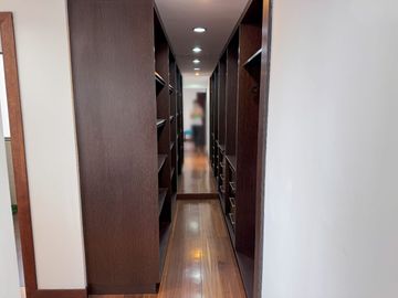 EN VENTA LUJOSO DEPARTAMENTO GRANDE Y CENTRICO, CON 3 HABITACIONES Y 2 TERRAZAS PRIVADAS, CUENCA, ECUADOR.