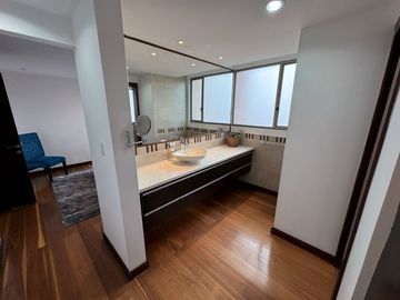 EN VENTA LUJOSO DEPARTAMENTO GRANDE Y CENTRICO, CON 3 HABITACIONES Y 2 TERRAZAS PRIVADAS, CUENCA, ECUADOR.