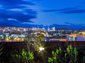 EN VENTA LUJOSO DEPARTAMENTO GRANDE Y CENTRICO, CON 3 HABITACIONES Y 2 TERRAZAS PRIVADAS, CUENCA, ECUADOR.