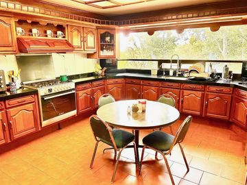 VENTA DE EXCELENTE RESIDENCIA EN HACIENDA VALLESCONDIDO CON ENORME JARDIN