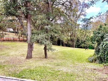 VENTA DE EXCELENTE RESIDENCIA EN HACIENDA VALLESCONDIDO CON ENORME JARDIN