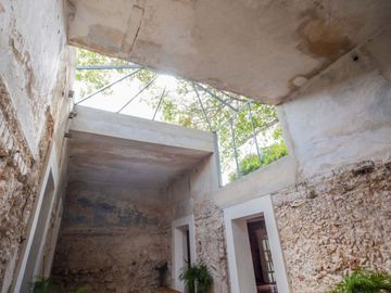 Casa grande en esquina en venta centro de Merida.