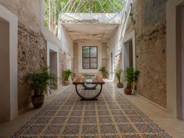 Casa grande en esquina en venta centro de Merida.