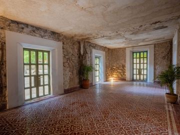 Casa grande en esquina en venta centro de Merida.