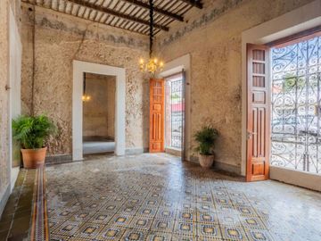 Casa grande en esquina en venta centro de Merida.