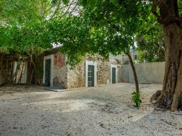 Casa grande en esquina en venta centro de Merida.