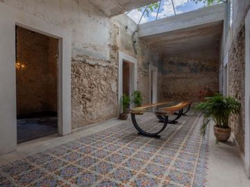 Casa grande en esquina en venta centro de Merida.