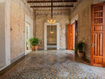 Casa grande en esquina en venta centro de Merida.