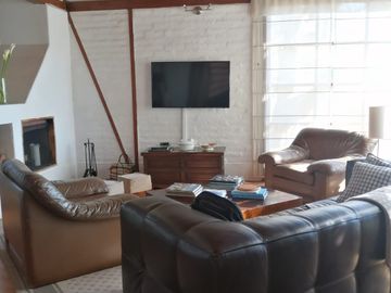 CASA ESTILO RUSTICO 200 METROS 3 HABITACIONES SECTOR EMBAJADA USA