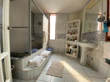 EN VENTA CASA ACOGEDORA Y DE ESPECIAL ARQUITECTURA  EN LA ENCANTADA DE VILLA, CHORRILLOS