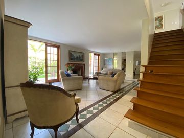 EN VENTA CASA ACOGEDORA Y DE ESPECIAL ARQUITECTURA  EN LA ENCANTADA DE VILLA, CHORRILLOS