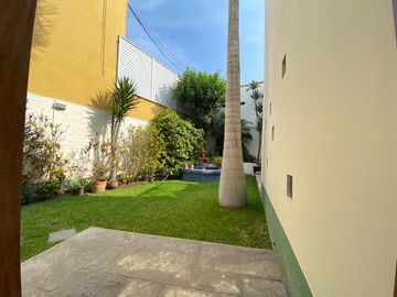 EN VENTA CASA ACOGEDORA Y DE ESPECIAL ARQUITECTURA  EN LA ENCANTADA DE VILLA, CHORRILLOS