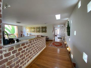 EN VENTA CASA ACOGEDORA Y DE ESPECIAL ARQUITECTURA  EN LA ENCANTADA DE VILLA, CHORRILLOS