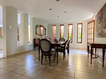 EN VENTA CASA ACOGEDORA Y DE ESPECIAL ARQUITECTURA  EN LA ENCANTADA DE VILLA, CHORRILLOS