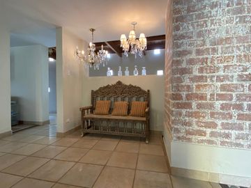 EN VENTA CASA ACOGEDORA Y DE ESPECIAL ARQUITECTURA  EN LA ENCANTADA DE VILLA, CHORRILLOS