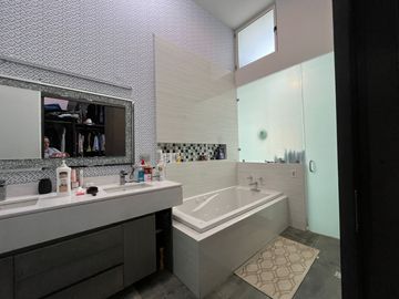 VENTA DE CASA EN VISTA HERMOSA SEMINUEVA