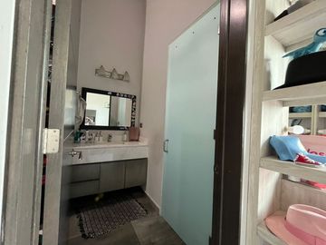 VENTA DE CASA EN VISTA HERMOSA SEMINUEVA