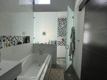 VENTA DE CASA EN VISTA HERMOSA SEMINUEVA