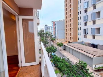 ¡Vive a Un Paso del Malecón de Miraflores con Espectacular Vista al Mar!