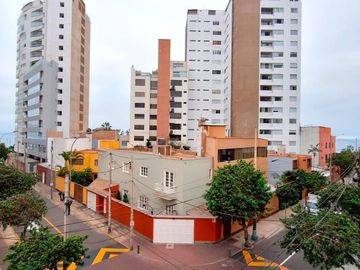 ¡Vive a Un Paso del Malecón de Miraflores con Espectacular Vista al Mar!