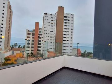 ¡Vive a Un Paso del Malecón de Miraflores con Espectacular Vista al Mar!