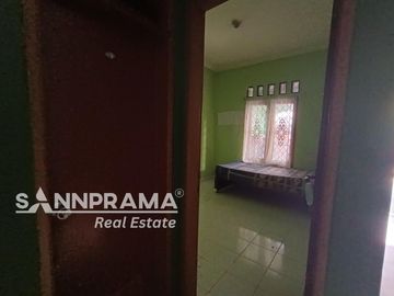 dijual rumah di dalam komplek maharaja depok