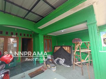 dijual rumah di dalam komplek maharaja depok