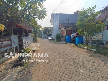 dijual rumah di dalam komplek maharaja depok