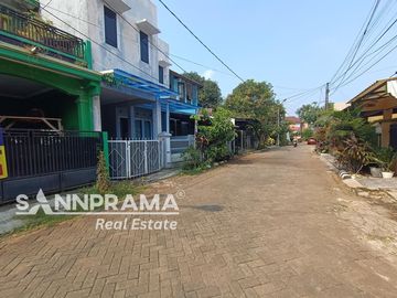 dijual rumah di dalam komplek maharaja depok