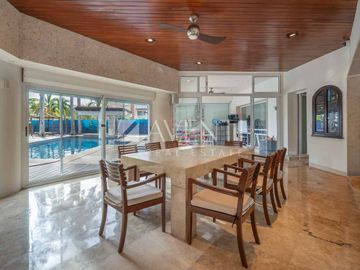 Casa en Venta en Isla Dorada Residencial en Zona Hotelera Cancún, Quintana Roo.