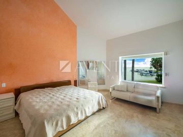Casa en Venta en Isla Dorada Residencial en Zona Hotelera Cancún, Quintana Roo.