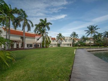 Casa en Venta en Isla Dorada Residencial en Zona Hotelera Cancún, Quintana Roo.