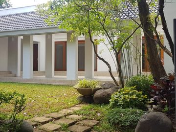 947 sqm lot with bungalow in Ayala Alabang near Alabang Golf & Country Club