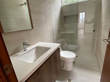 Venta de casa a estrenar en tumbaco sector hilacril con piscina