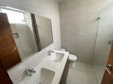 Venta de casa a estrenar en tumbaco sector hilacril con piscina