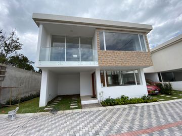 Venta de casa a estrenar en tumbaco sector hilacril con piscina